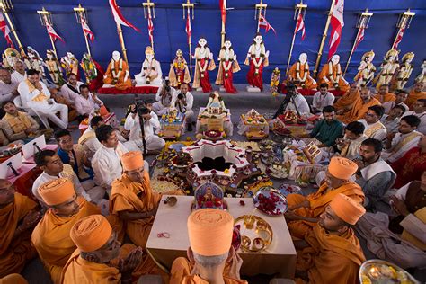 Swami samarth in blue pagdis photos / yadav kala kendra pune / 9,952 likes… 15-20 February 2017 - HH Mahant Swami Maharaj's Vicharan, Pune, India