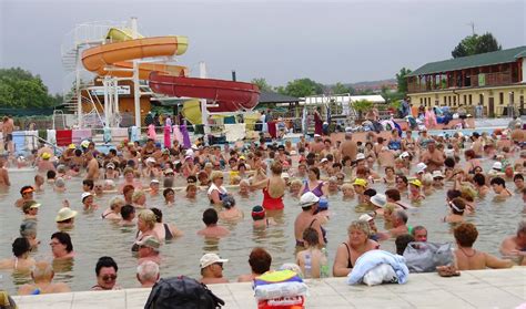 Vyrazte za wellnessem s celou rodinou. Termální koupaliště Podhájská - Horydoly.cz - Outdoor ...