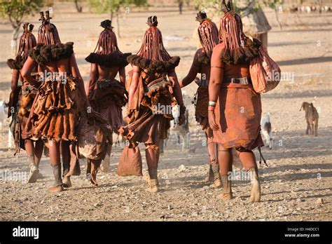 Himba Mädchen Opuwo Fotos Und Bildmaterial In Hoher Auflösung Alamy