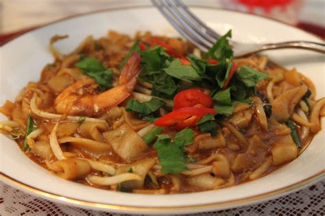 Char kway teow is a popular noodle dish from maritime southeast asia, notably in brunei, indonesia, malaysia, and singapore. Jari Intanku..: KUEY TEOW GORENG BASAH ...