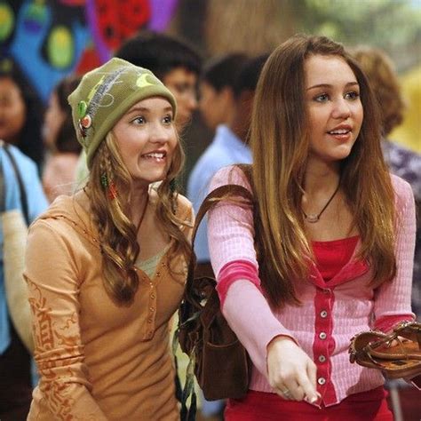 Miley Cyrus And Emily Osment As Miley Stewart And Lily Truscott In Hannah Montana Season 1