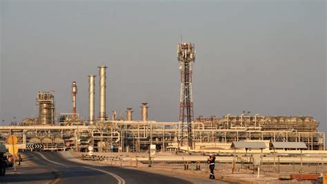 رويترز السعودية تعتزم خفض أسعار النفط المصدر لأسيا