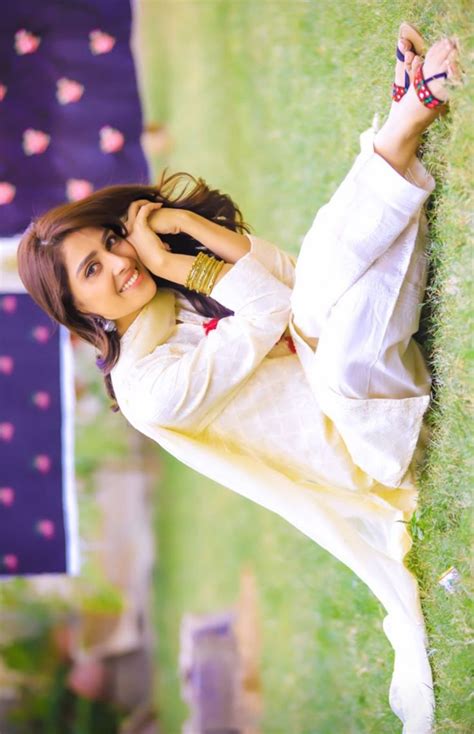 Pin By Zubeir Khan On Ayeza Khan Pakistani Actress Poses Actors