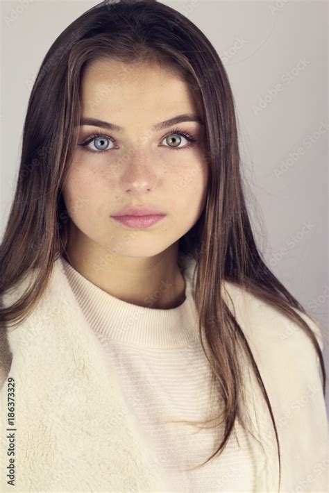 Portrait D Une Belle Jeune Fille Brune Aux Yeux Bleus Photos Adobe Stock
