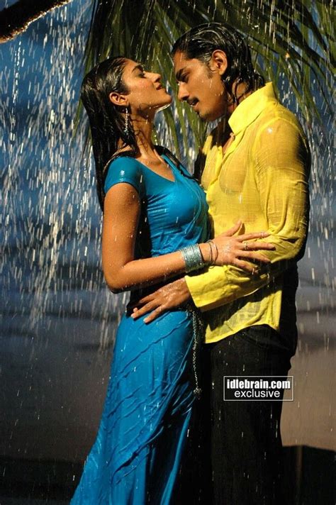 Pin By Glamour Gurls On Wet Hottest B Playing With Water Bollywood Actress Romances