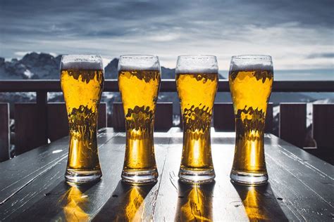 Check spelling or type a new query. 4 Biere auf dem Tisch mit schöner Hintergrundkulisse ...
