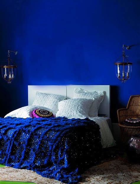 #castorama #inspiration #decoration #ideedeco #tendancedeco #peinture #chambre #bleu #coussin #. Le bleu klein - TRAITS D'CO Magazine