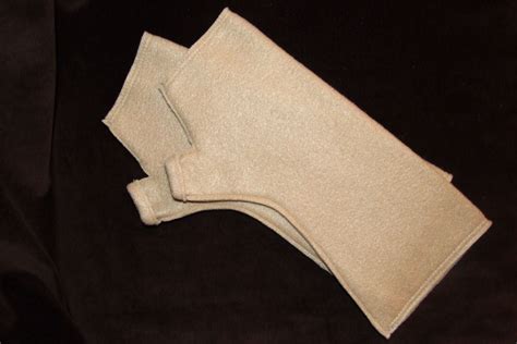 Fingerless gloves make a great beginner knitter pattern. Mimi's Fingerless Gloves - Sewing Projects | BurdaStyle.com