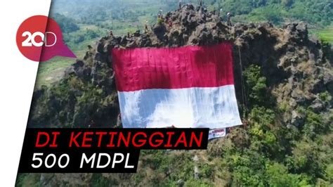 Pengibaran bendera merah putih 17 agustus 2020 lereng gunung merbabu, di dusun selo, kecamatan batur, kelurahan getasan, kabupaten semarang. Pengibaran Bendera di Puncak Tebing Gunung Api Patenggang