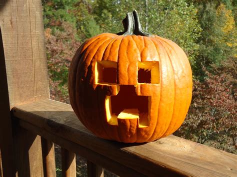 How to make a jack o lantern in minecraft. Creep-o'-Lantern Minecraft Project