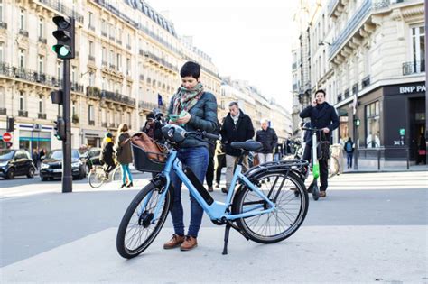 How Paris Helps People Ride And Buy E Bikes Bloomberg