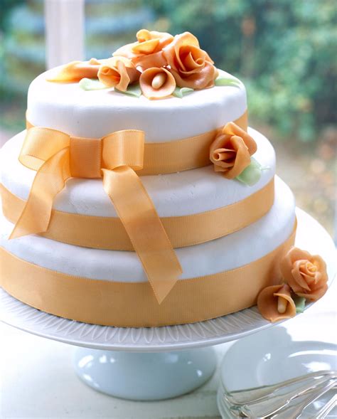 Mach dir dein eigenes bild im kopf mit welcher dekoration du deine torte verzieren willst. Hochzeitstorte selber backen - so geht's! | Hochzeitstorte ...