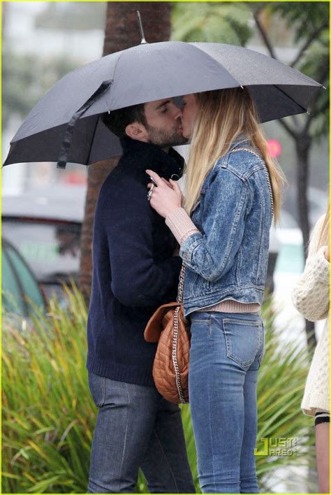 Adam Levine And Anne Vyalitsyna Kiss Kiss Photo 2505080 Adam Levine Anne V Pictures Just Jared