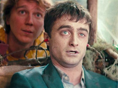 Daniel Radcliffe Vive Um Cadáver Flatulento Em Novo Filme Assista Ao