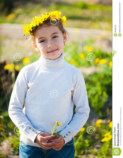 Fille Dans Une Guirlande Photo Stock Image Du Bonheur 30020702