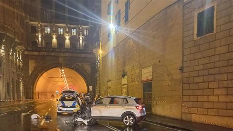 Genova Incidente Nella Notte Di Capodanno Scontro Tra Unauto E Una