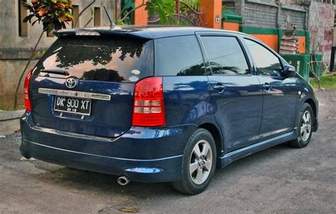 So untuk siapa² yg berminat dgn toyota wish. File:Toyota Wish (right rear), Denpasar, Aug 2014.jpg ...