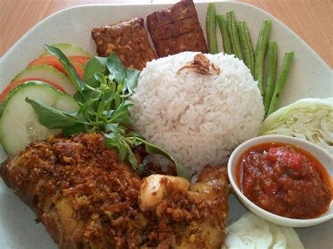 Ayam penyet (javanese for smashed fried chicken) is indonesian — more precisely east javanese cuisine — fried chicken dish consisting of fried chicken that is smashed with the pestle against mortar to make it softer, served with sambal, slices of cucumbers, fried tofu and tempeh. SET AYAM PENYET