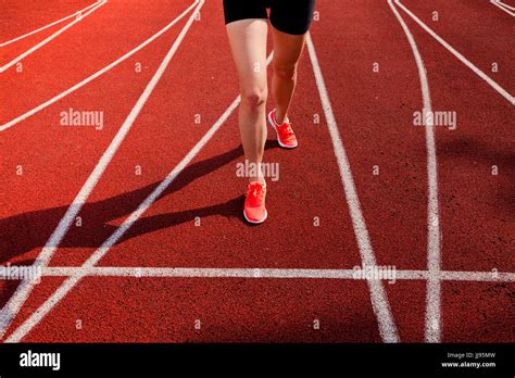 pista de atletismo rojo con corredoras cierre en las piernas fotografía de stock alamy
