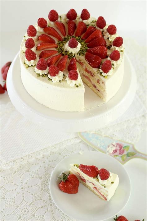 Jetzt ausprobieren mit ♥ chefkoch.de ♥. Erdbeer-Biskuit-Torte mit Joghurt-Mousse-au-Chocolat ...