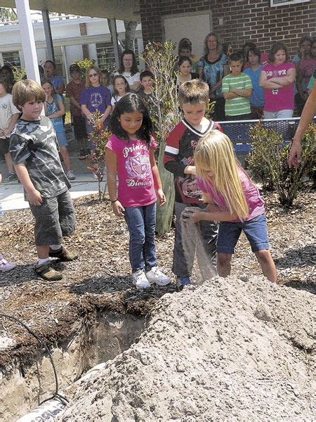 Pine Island Elementary Buries Time Capsule To Note Schools 50th News