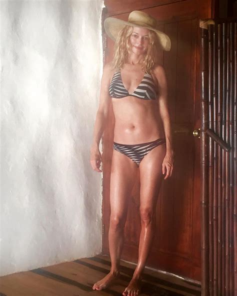 Heather Graham’s Hottest Bikini Moments Over The Years Pics