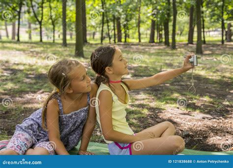 Twee Meisjes Die Een Foto In Het Park Nemen De Meisjes In Het Park Maken Selfies Twee Meisjes