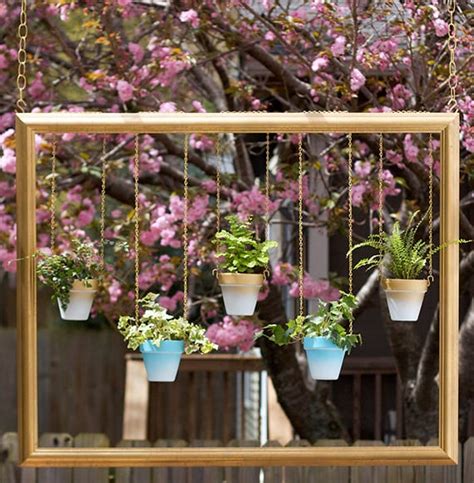Deko ideen zum selbst machen.dekoration für garten selber machen.pilze aus beton einfach und günstig. originelle-Idee-für-deko-im-garten-mit-kleinem-hängendem ...