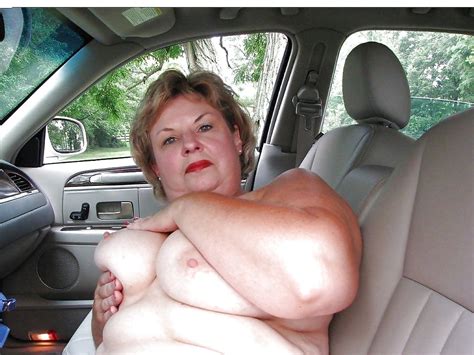 Sexy Mature Removing Her Bra In The Car 12 Immagini