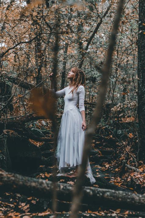 Pin By Jadee On Photography Poses In Nature Photoshoot Woods