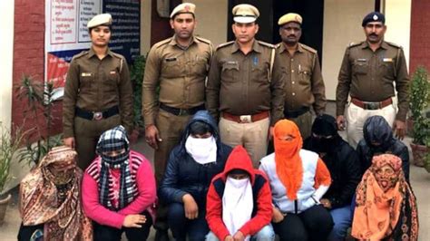 स्पा सेंटर की आड़ में जिस्मफरोशी का धंधा 6 लड़कियों सहित 8 गिरफ्तार sex racket busted running