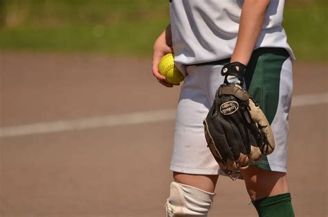 A Rundown Of The Differences Between Fastpitch And Slowpitch Softball