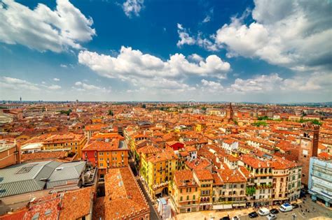 El Impresionante Paisaje Urbano De Verona En Italia Foto De Archivo