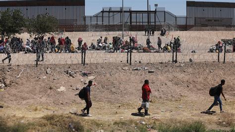 migrants living on the streets of el paso are urged to turn themselves in to immigration
