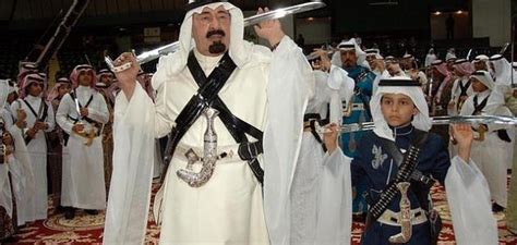 الشيخ الدكتور أبو الحارث ولد في جيلان عام 1970 وانتقل الى بغداد مع عائلته وهو هشام بن عبدالله بن عبد القادر بن موسى بن عبد القادر الكيلاني حفيد الطريقة الكيلانية. كم عدد أولاد الملك عبدالعزيز - موضوع