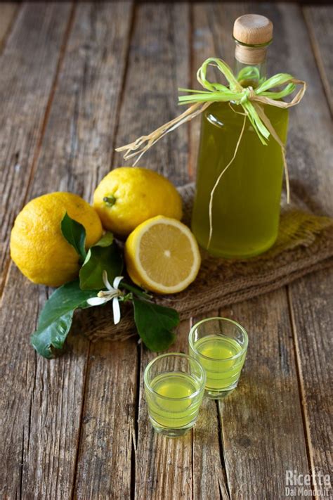 Limoncello siciliano, una ricetta buonissima di mia suocera angela. Limoncello fatto in casa buonissimo, la ricetta perfetta e ...