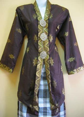 Sementara itu, pakaian tradisional yang dipakai pada acara penting adalah kebaya dan kain songket. Pakaian Adat Riau - Nama, Gambar Pria dan Wanita ...