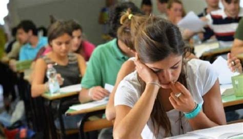 La congiunzione, o funzionale coordinante e subordinante, è la parte del discorso che serve a unire tra loro due sintagmi in una proposizione, oppure due proposizioni in un periodo e può anche trovarsi all'inizio delle frasi. Congiunzioni, quali sono