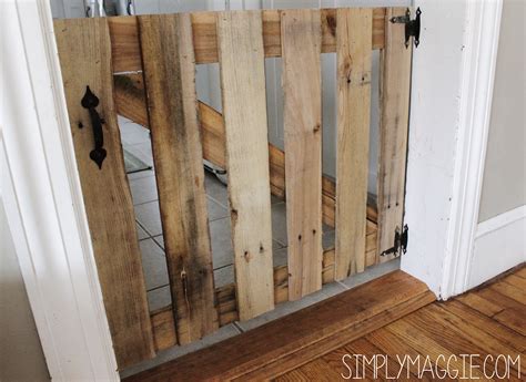 With only one single recycled pallet, you can build a gorgeous baby or dog gate. DIY - Pallet Doggy Gate | SimplyMaggie.com