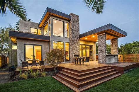 Rumah yang sederhana dengan kaca jendela memanjang akan menjadikan rumah anda terlihat tinggi dari depan. Desain Rumah Yang Sederhana - Desain Rumah Baru