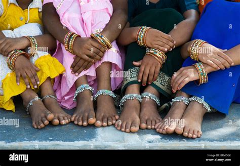 Vier Indischen Mädchen Beine Arme Und Füße Und Knöchel Armbänder Und Armreifen Glas Sitzen Auf