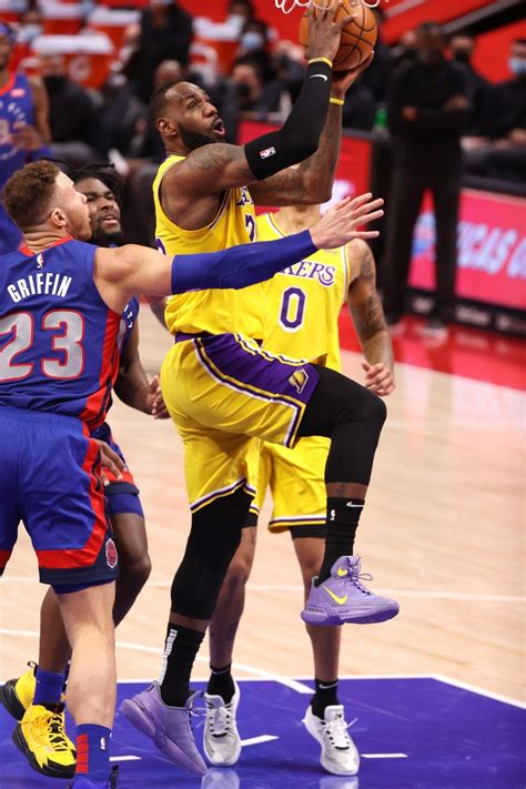 Lakers Collapse In Detroit For First Back To Back Losses Of Season