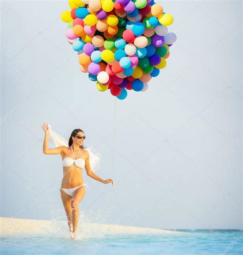 Gl Ckliche Frau Mit Luftballons Und Koffer Am Strand Stockfotografie Lizenzfreie Fotos Jag