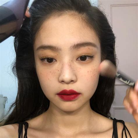 Blackpinks Jennie Causes Fans To Jaw Drop With Freckles Makeup Kpopmap