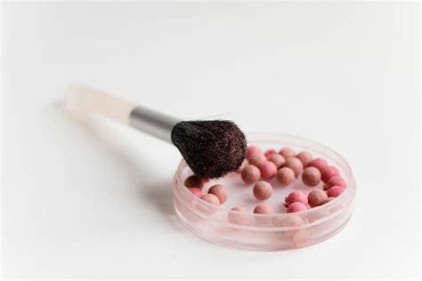 Make Up Brush And Cosmetics On White Background Creative Commons Bilder