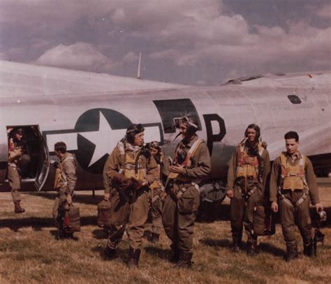 B 17 Liberty Queen And Crew Ww2 Images