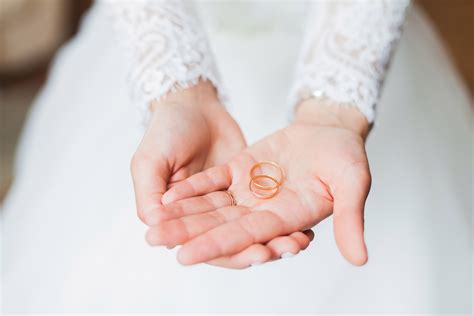 Gambar Jari Pernikahan Pengantin Menikah Berpegangan Tangan Cincin Kawin Merapatkan