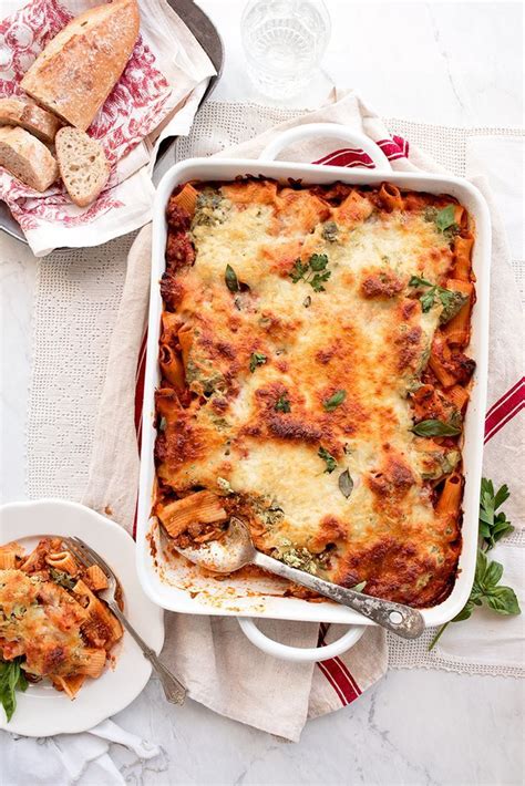 Rigatoni is a great family weeknight meal. Rigatoni Bake with Ricotta and Meat Sauce | Recipe (With ...