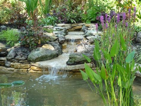 Wasser entspannt und ist spannend zugleich, denn am teich wird es nie langweilig. Wasserfall im Garten selber bauen und die Harmonie der ...