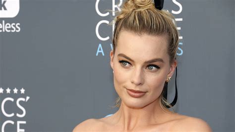 Margot Robbie Still Sleeps With A Stuffed Rabbit Every Night And Shes Proud Of It Yardbarker